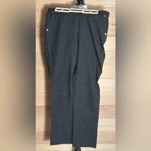 Anne Klein, Black size 6 stretch, side pockets, back pockets, leopard print